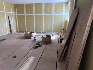 神奈川県川崎市高津区宇奈根にて、休憩室改修に伴い置床工事を致しました。