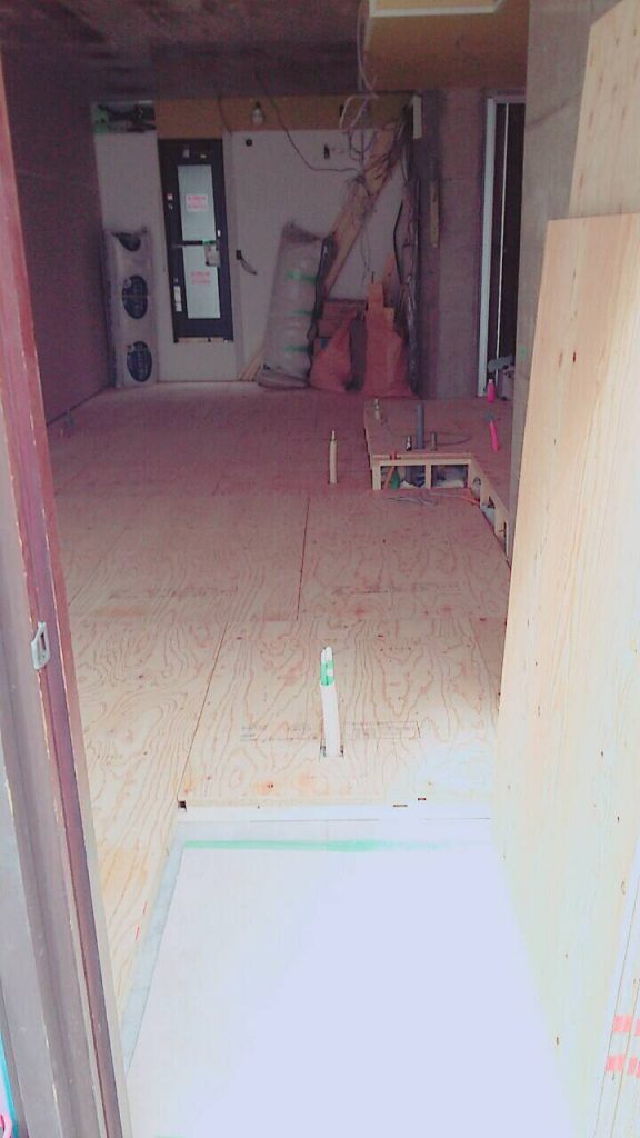 東京都豊島区目白のマンションにて、住宅改修工事に伴い置床工事を行いました。