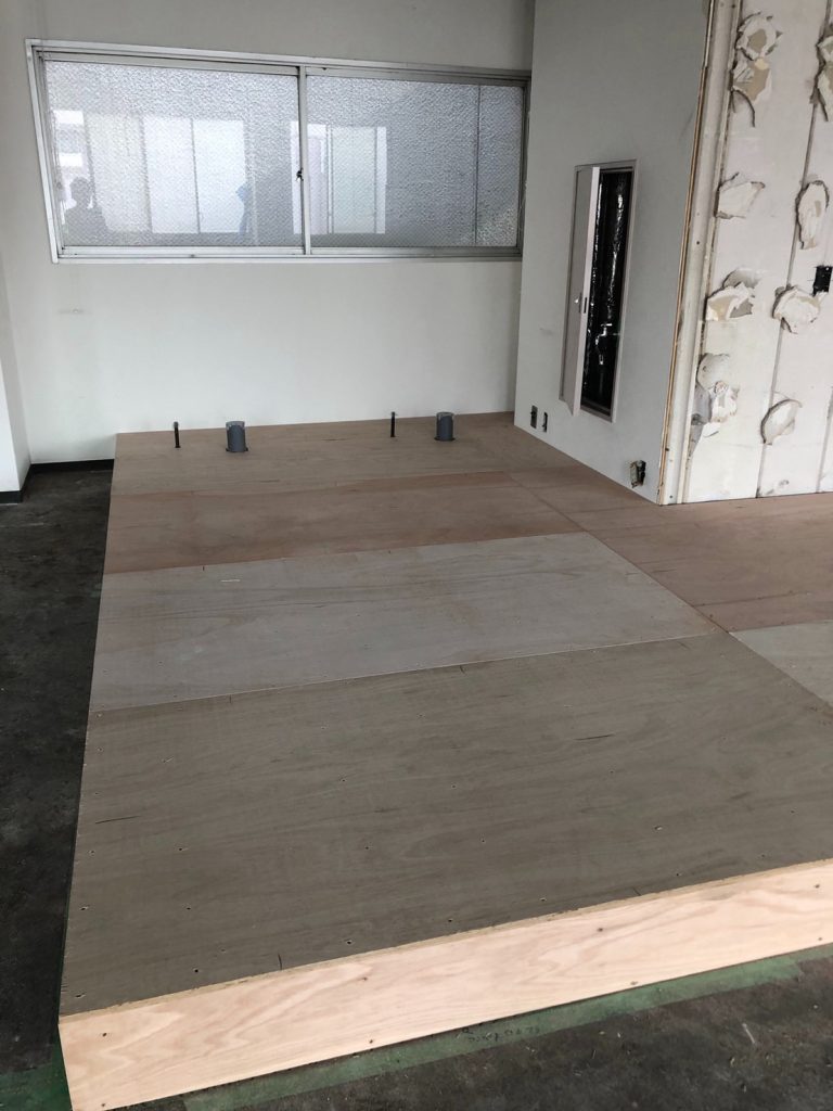 神奈川県横浜市鶴見区のビルにて、床リフォーム 置床工事を行いました！