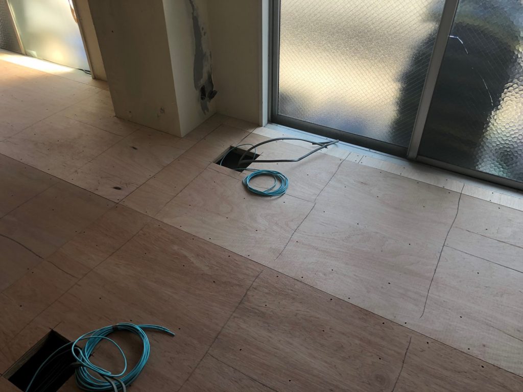 東京都千代田区神田のビルにて、会議室の床リフォーム、置床工事を行いました。