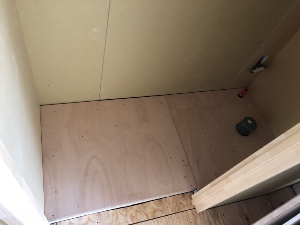 東京都世田谷区のマンションにて、置床工事を行いました！（フクビ化学工業「フリーフロアCP」）