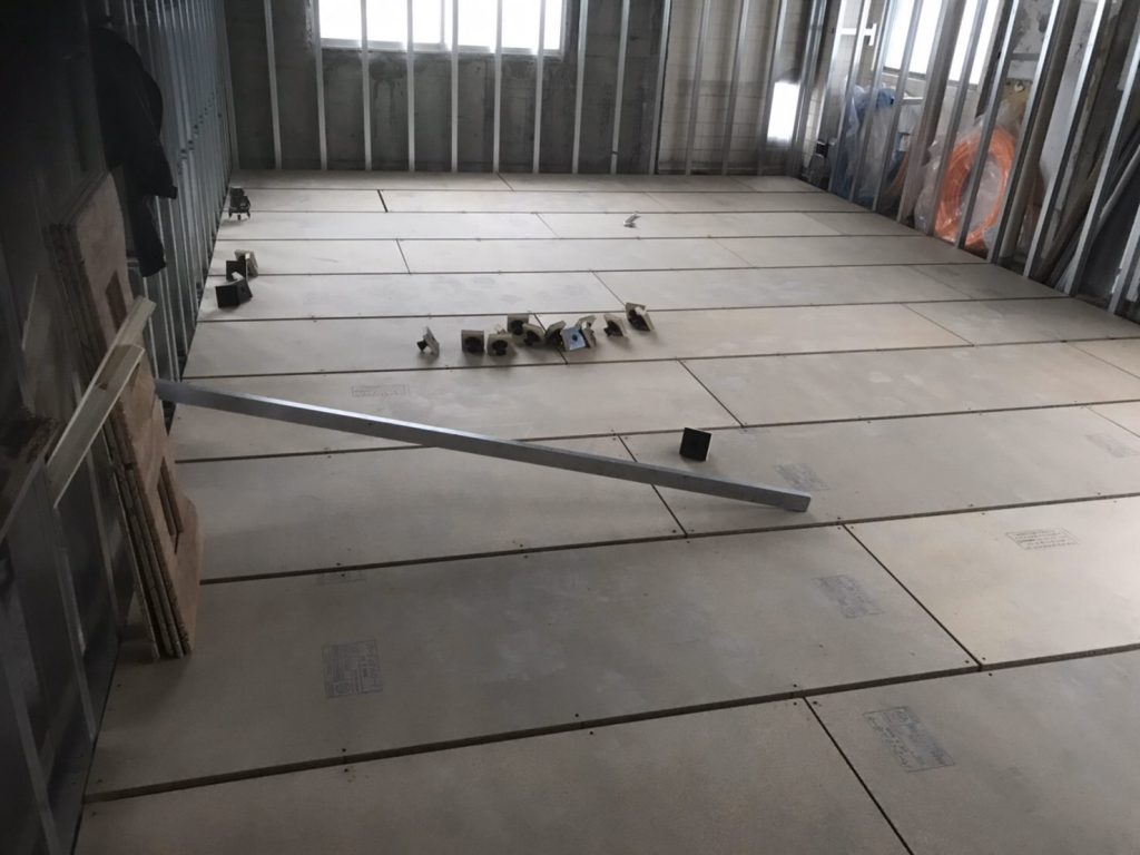 東京都世田谷区のビルにて、置床工事を行いました！（フクビ化学工業フリーフロアCP）
