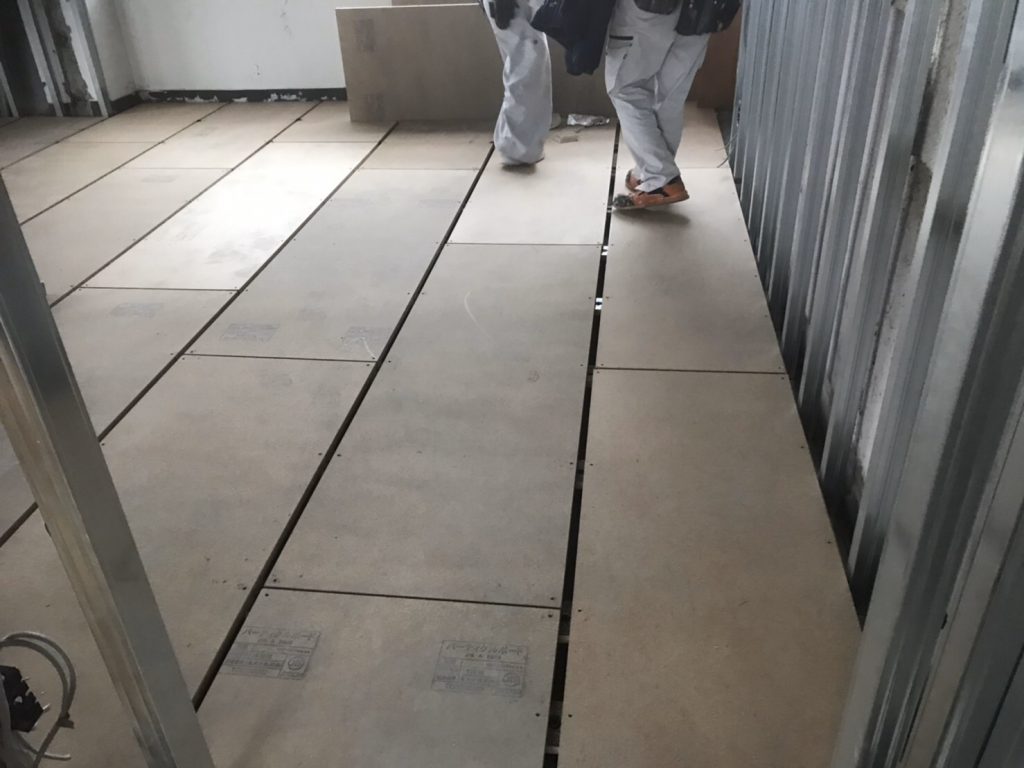 東京都世田谷区のビルにて、置床工事を行いました！（フクビ化学工業フリーフロアCP）