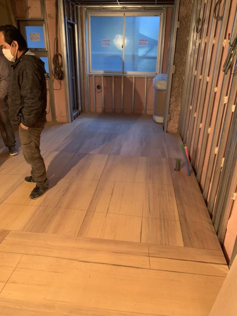 東京都足立区の新築共同住宅にて、置床工事を行いました。（フリーフロアMPフクビ化学工業）