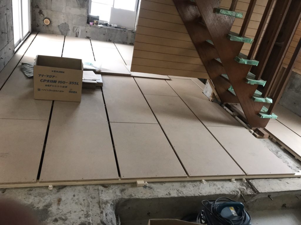 東京都日野市のマンションにて、床リフォーム 置床工事を行いました。（フリーフロアCPフクビ化学工業）