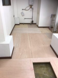 東京都墨田区の薬局にて、置床工事を行いました。