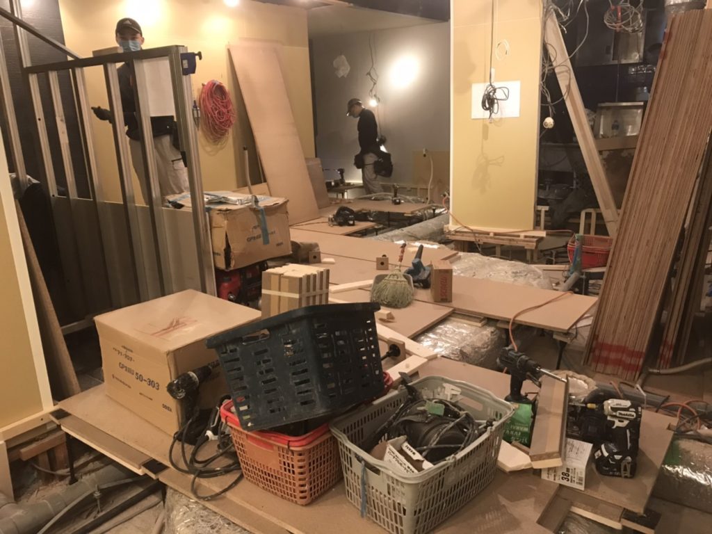 東京都港区六本木の焼き肉店にて、置床工事を行いました。