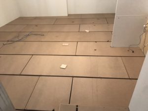 東京都渋谷区恵比寿のクリニックにて、置床工事を行いました。（フクビ化学工業製フリーフロアCP）