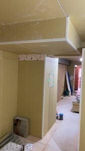 東京都品川区西五反田の理容室にて、置床、軽天・ボードの壁・天井工事一括請負工事を行いました。（フクビ化学工業フリーフロアCP）
