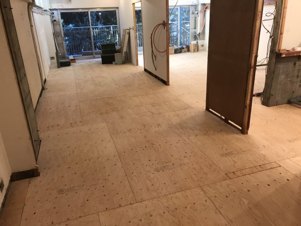 東京都港区のマンションにて、内装リフォームとして置床工事を行いました。（フクビ化学工業フリーフロアCP）