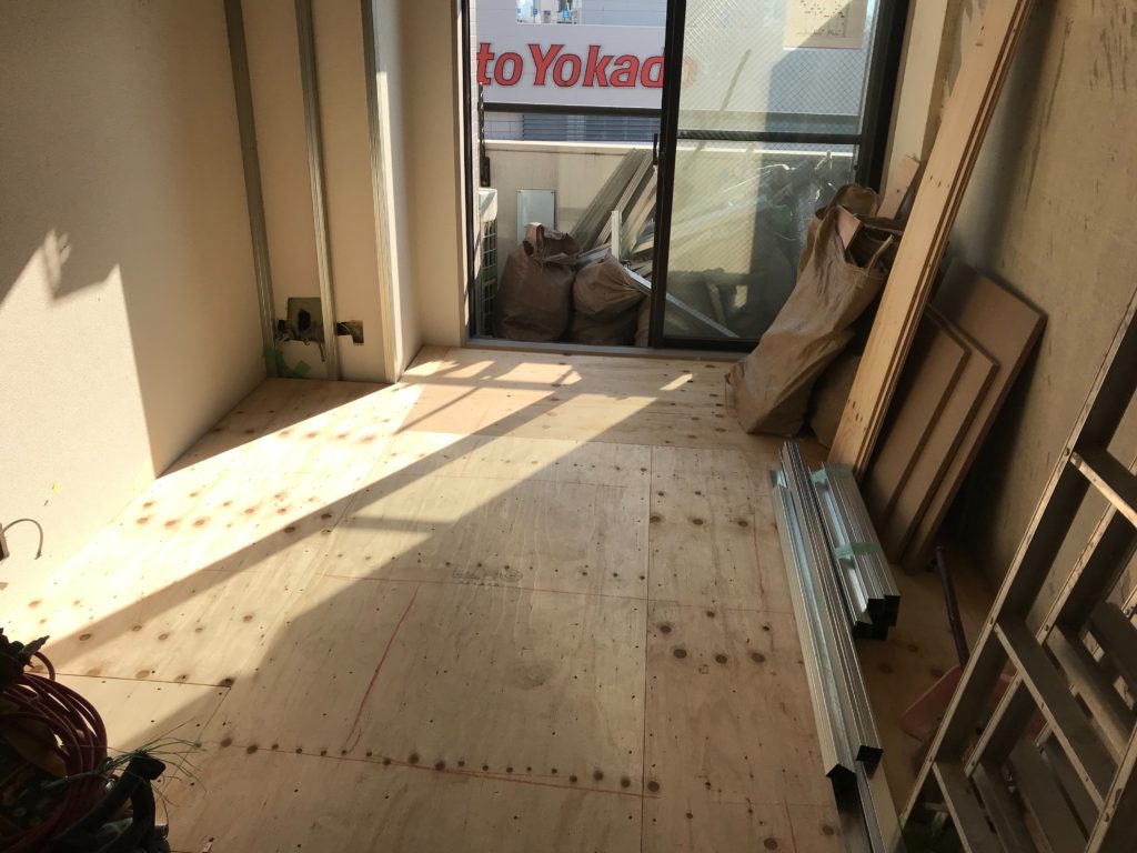 東京都品川区の集合住宅にて、置床工事を行いました。（フリーフロアCP）