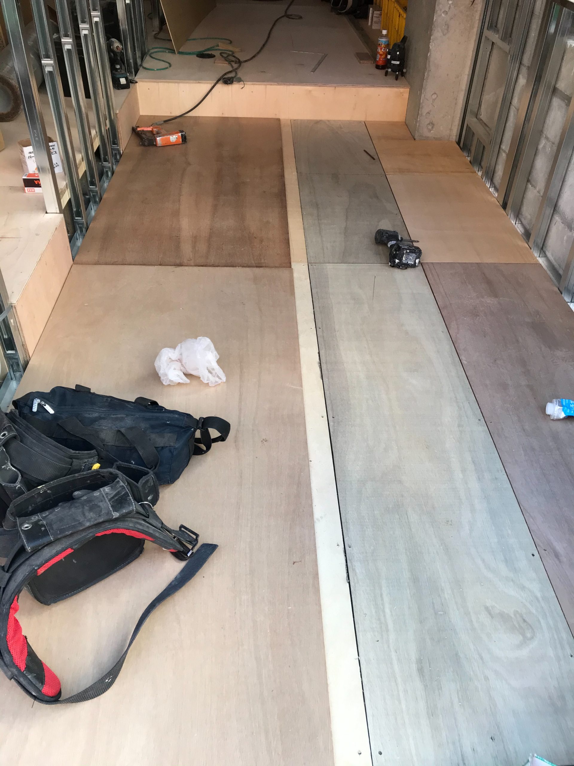 東京都港区南青山にあるビルにて、置床工事を行いました。（乾式二重床）【秀和建工】