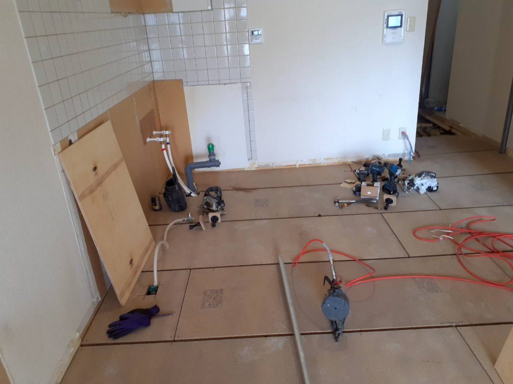 東京都品川区のマンションにて、床リフォーム置床工事を行いました。（フクビ化学工業フリーフロアCP）【秀和建工】