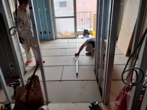 神奈川県川崎市中原区のマンションにて、置床工事を行いました。（フクビ化学工業フリーフロアCP）【秀和建工】