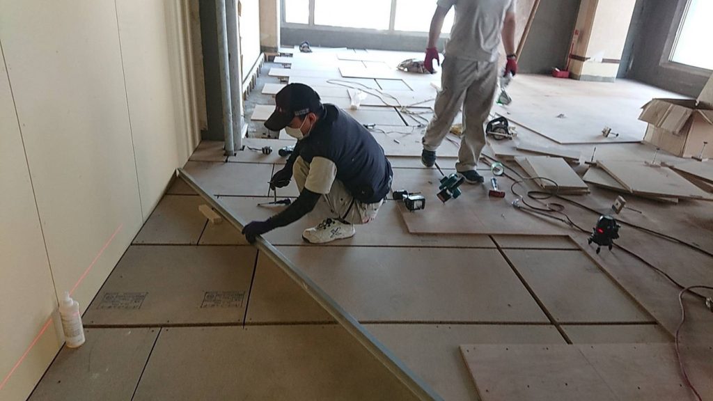 神奈川県厚木市のビルにて、置床工事を行いました。（フクビ化学工業フリーフロアCP）【秀和建工】