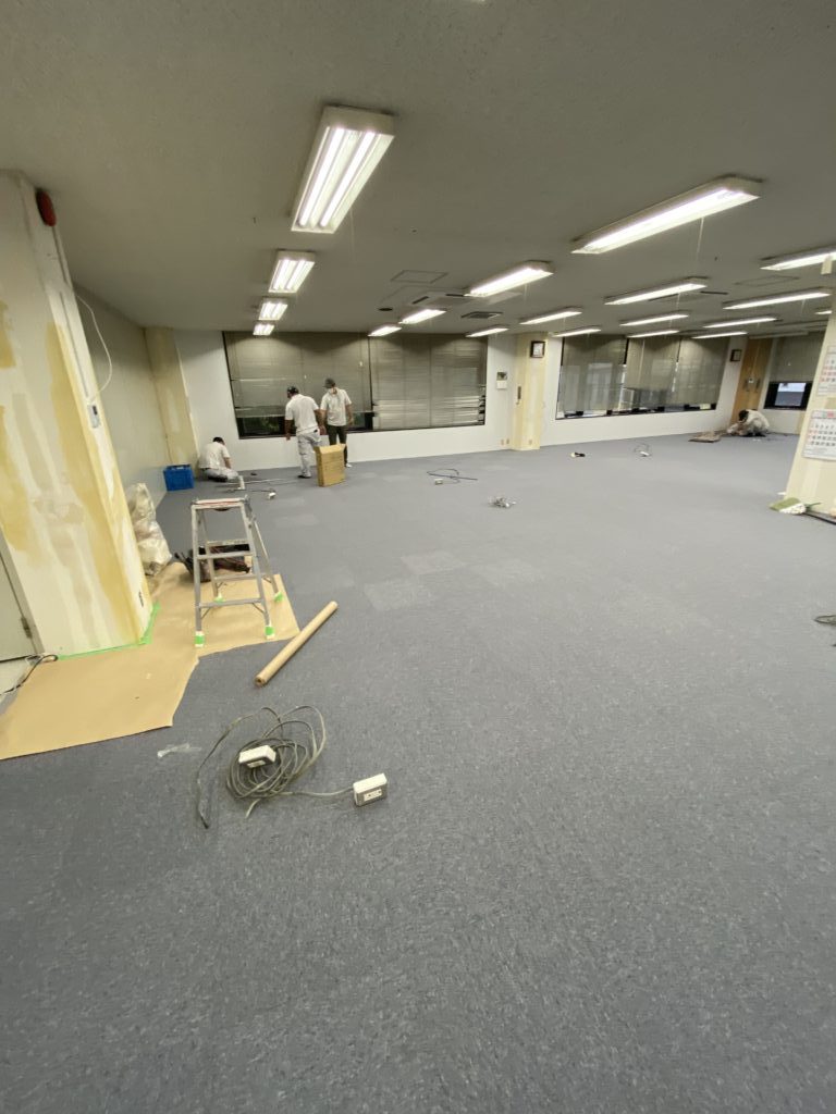 埼玉県さいたま市のオフィス事務所にて、オフィス家具入れ替えに伴う床改修工事を行いました。（フクビ化学工業OAフロアT100R）【秀和建工】