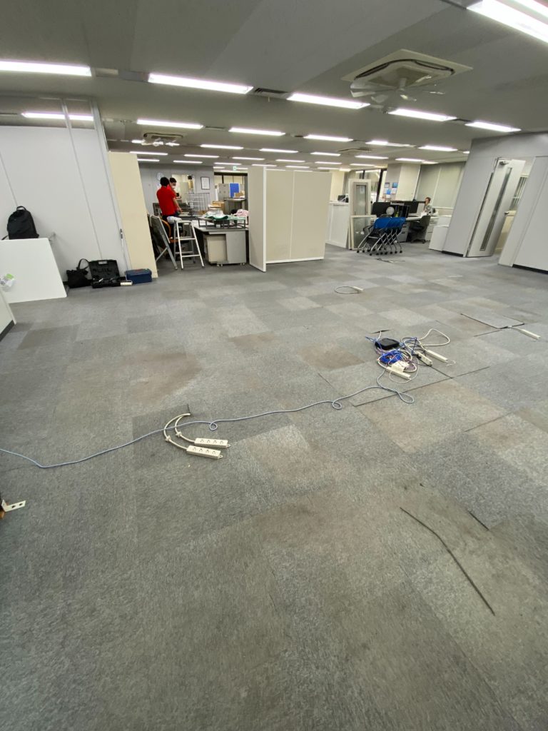 東京都品川区西五反田のオフィスにて、家具入替えに伴うタイルカーペット張替工事を行いました。（IRISタイルカーペットPS504）【秀和建工】