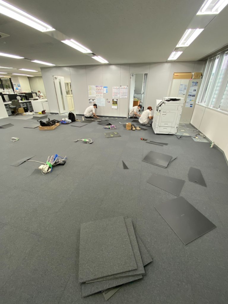 東京都品川区西五反田のオフィスにて、家具入替えに伴うタイルカーペット張替工事を行いました。（IRISタイルカーペットPS504）【秀和建工】