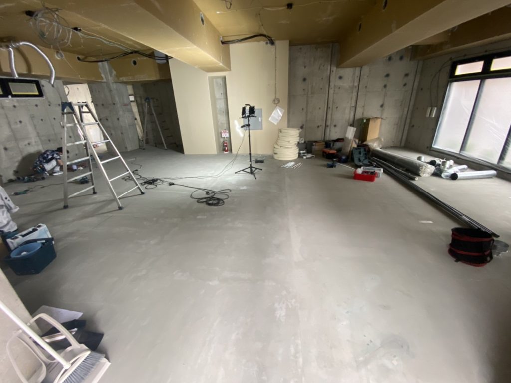東京都豊島区巣鴨にあるトレーニングスタジオにて、置床工事を行いました。（フクビ化学工業フリーフロアCP）【秀和建工】