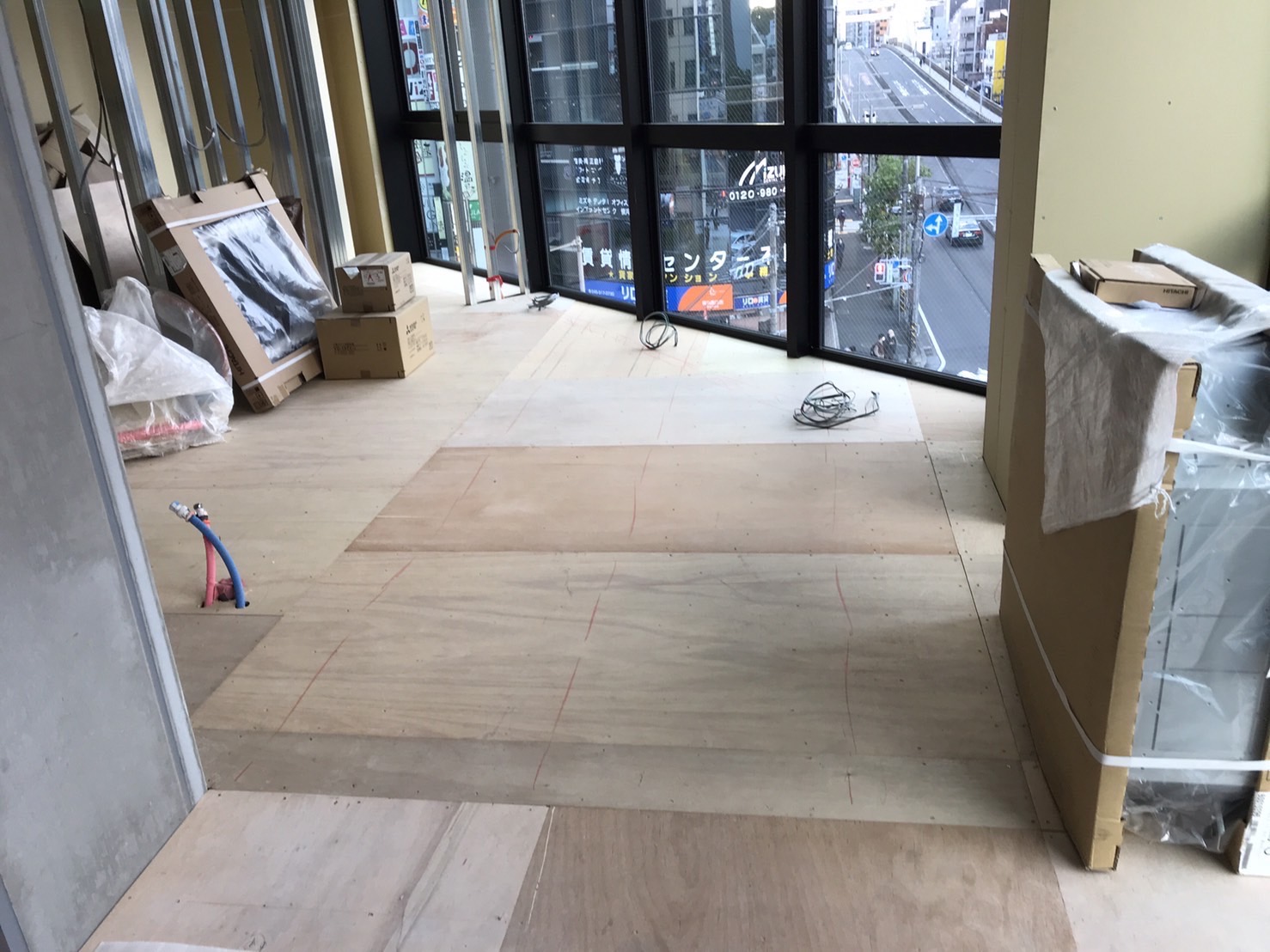 神奈川県横浜市西区のビルテナントにて、置床工事を行いました。（乾式二重床）【秀和建工】