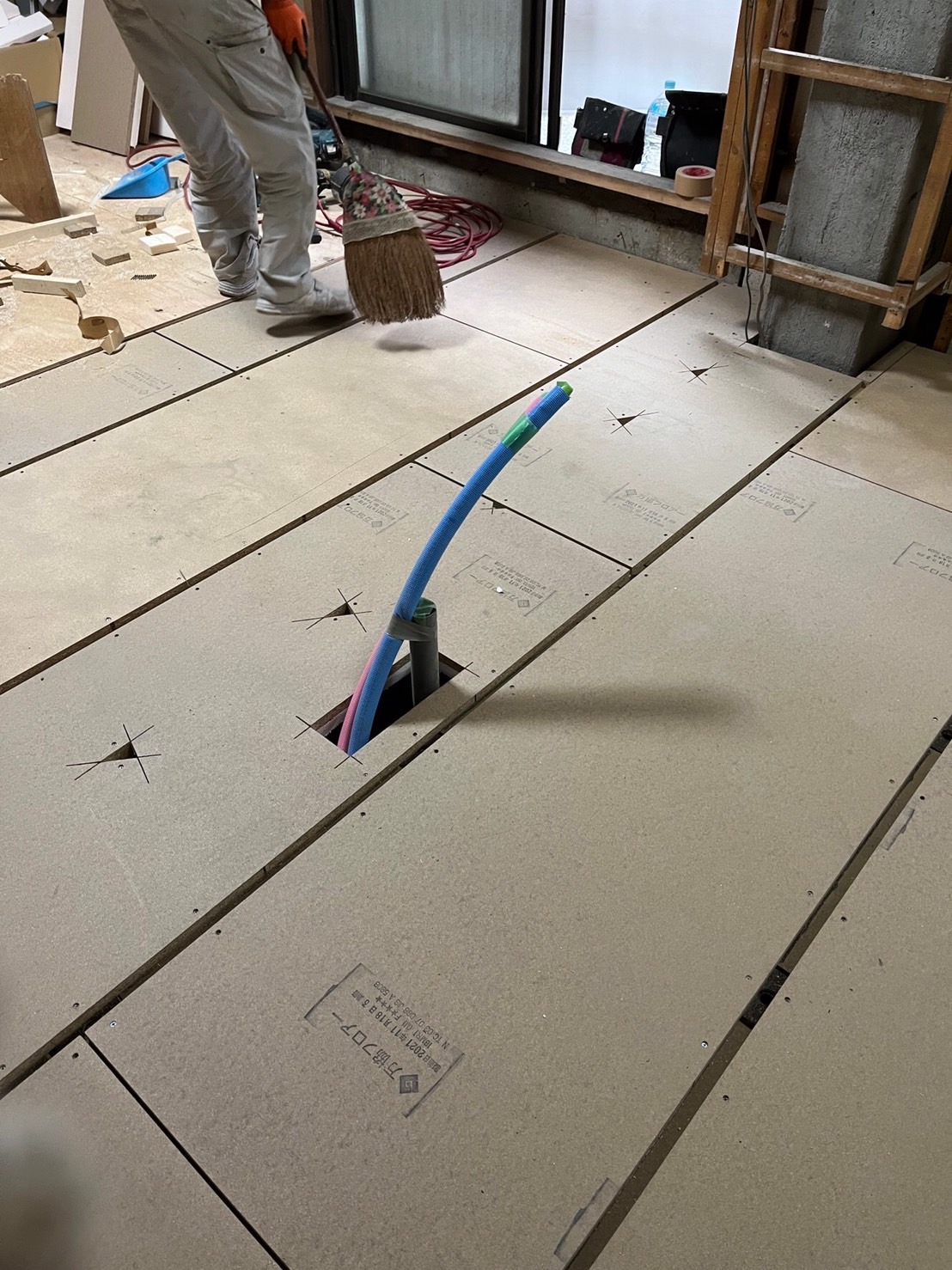 東京都文京区の戸建住宅にて、置床工事を行いました。（フクビ化学工業フリーフロアＥＰ）【秀和建工】