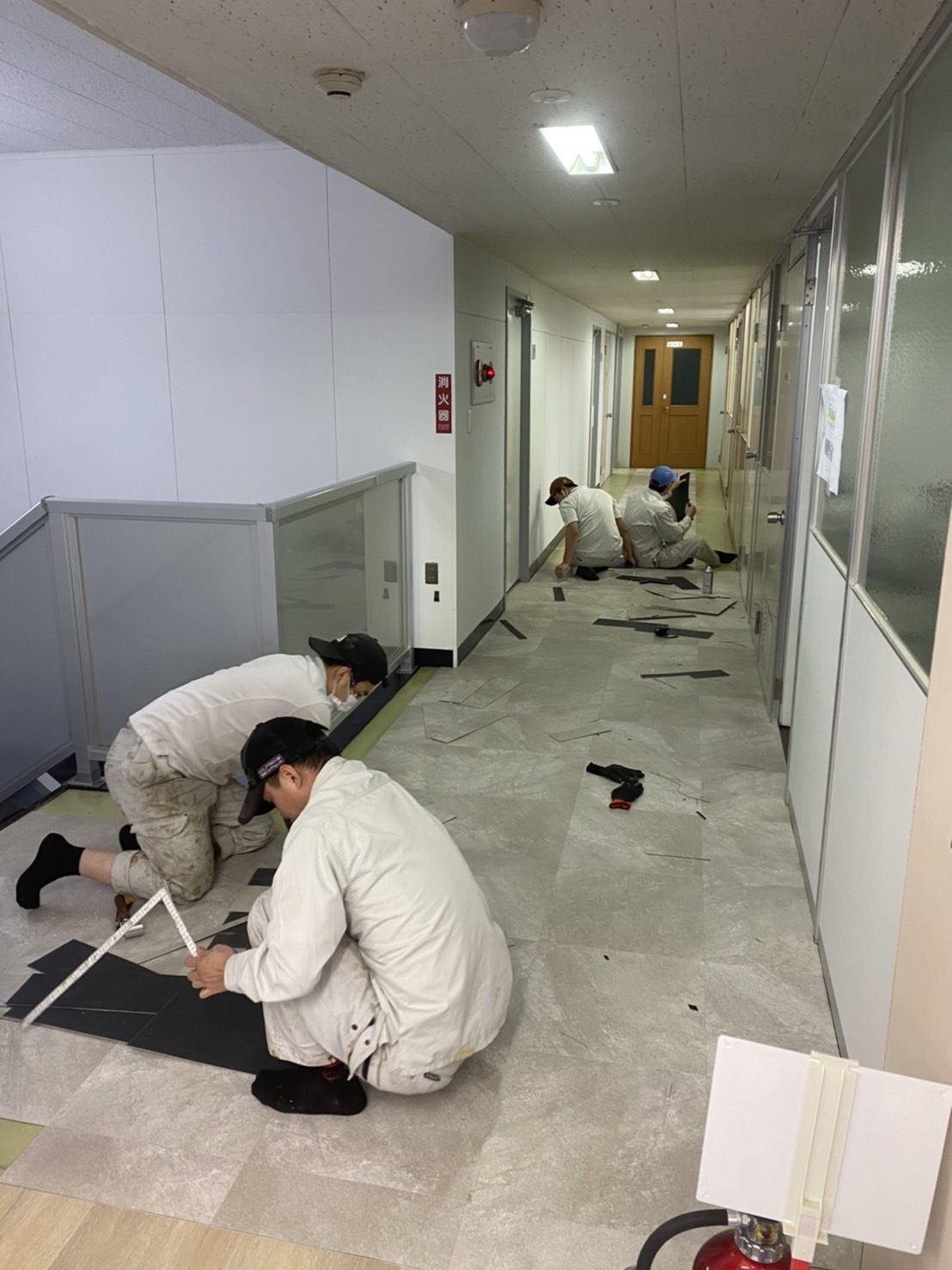 埼玉県加須市の工場内事務所にて、雇用環境改善策に伴う内装工事を行いました。（東リタイルカーペットGA-100）【秀和建工】