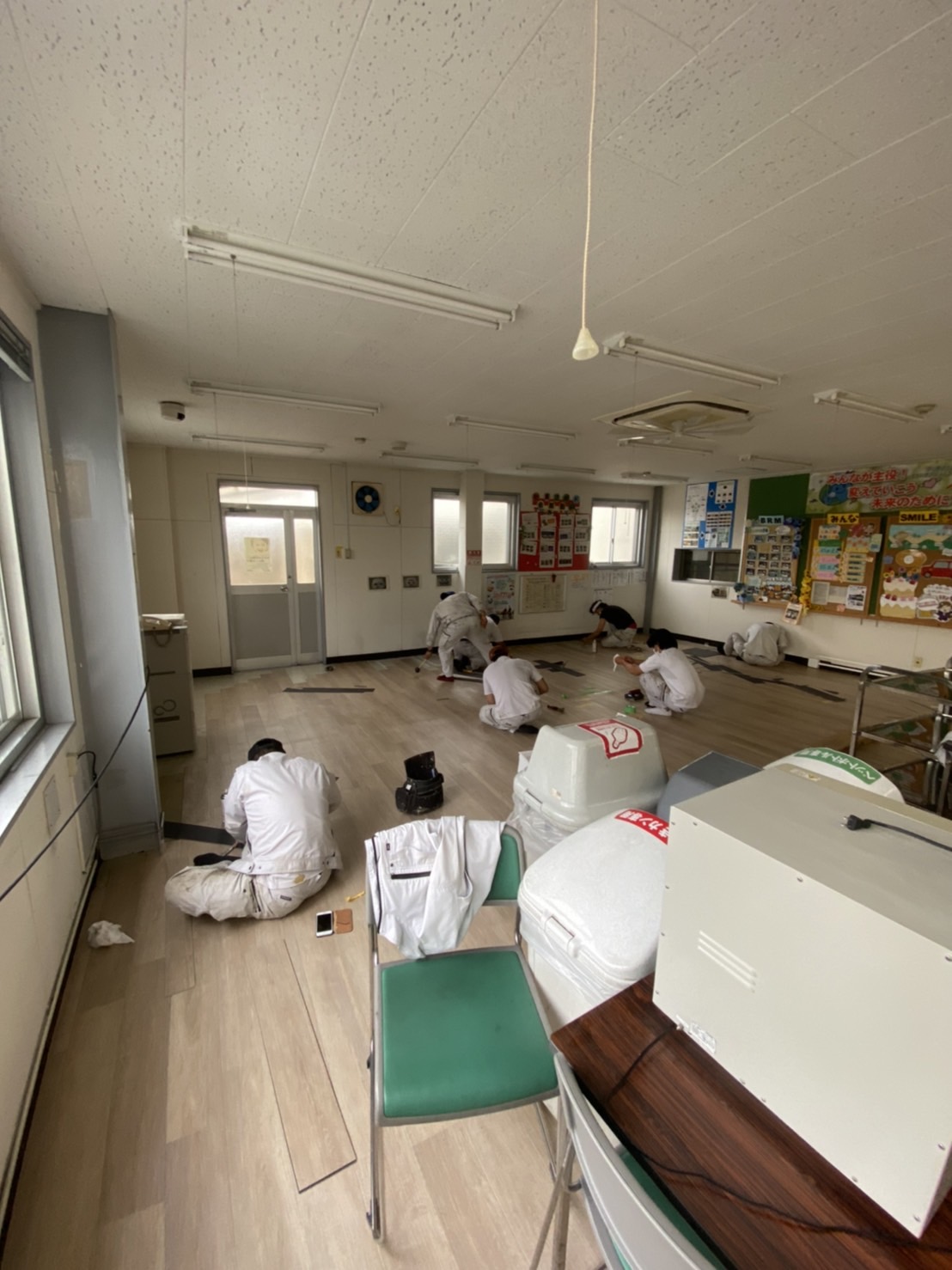 埼玉県加須市の工場内事務所にて、雇用環境改善策に伴う内装工事を行いました。（東リタイルカーペットGA-100）【秀和建工】