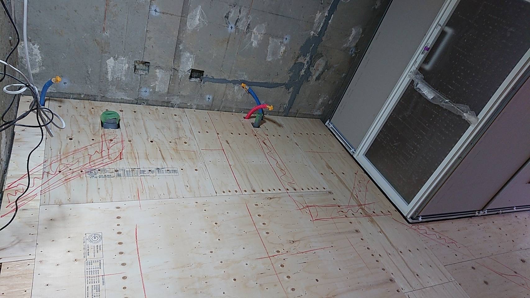 東京都杉並区のマンションにて、軽天・ボードの壁・置床工事一括請負工事を行いました。（乾式二重床）【秀和建工】