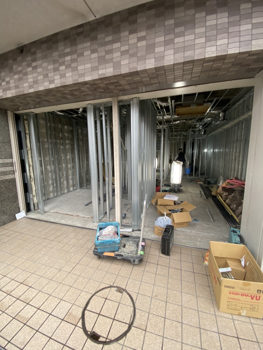 神奈川県横浜市西区にて、クリニック新築工事に伴う置床工事を行いました。（乾式二重床）【秀和建工】