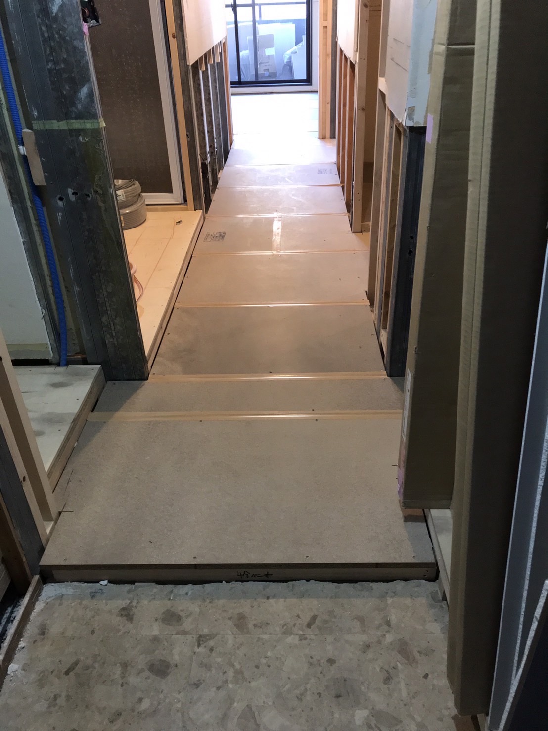 神奈川県川崎市中原区のマンションにて、置床工事を行いました。（フクビ化学工業フリーフロアCP）【秀和建工】