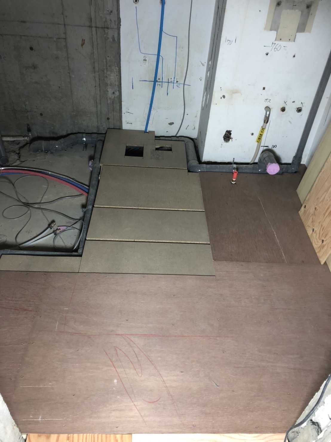 東京都港区赤坂にあるマンションにて、１デイ置床工事を行いました。（フクビ化学工業フリーフロアＣＰ）【秀和建工】