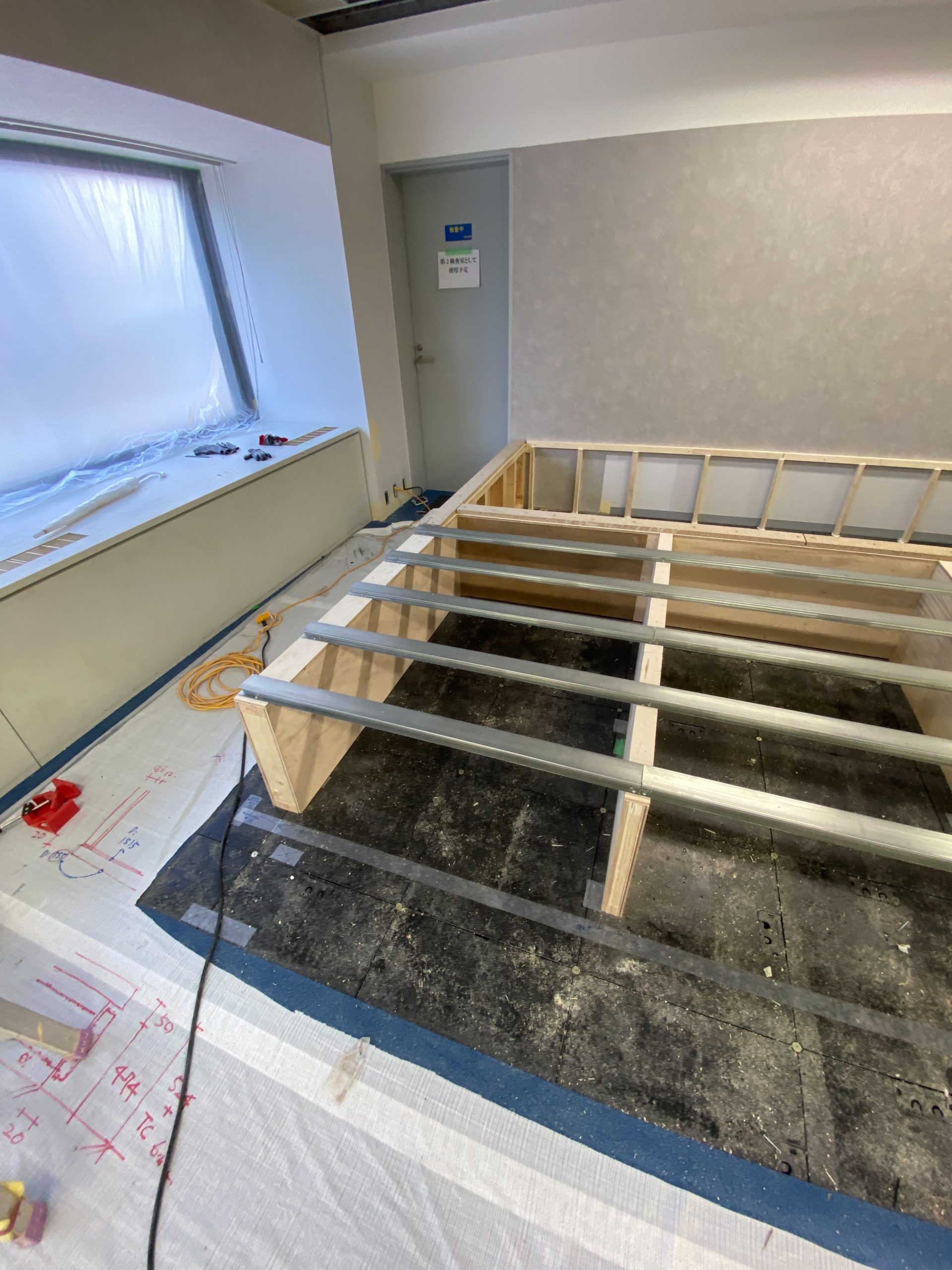 東京都台東区のオフィスビルにて、ハイブリッド置床工法での置床工事を行いました。（フクビ化学工業フリーフロアＣＰ）【秀和建工】