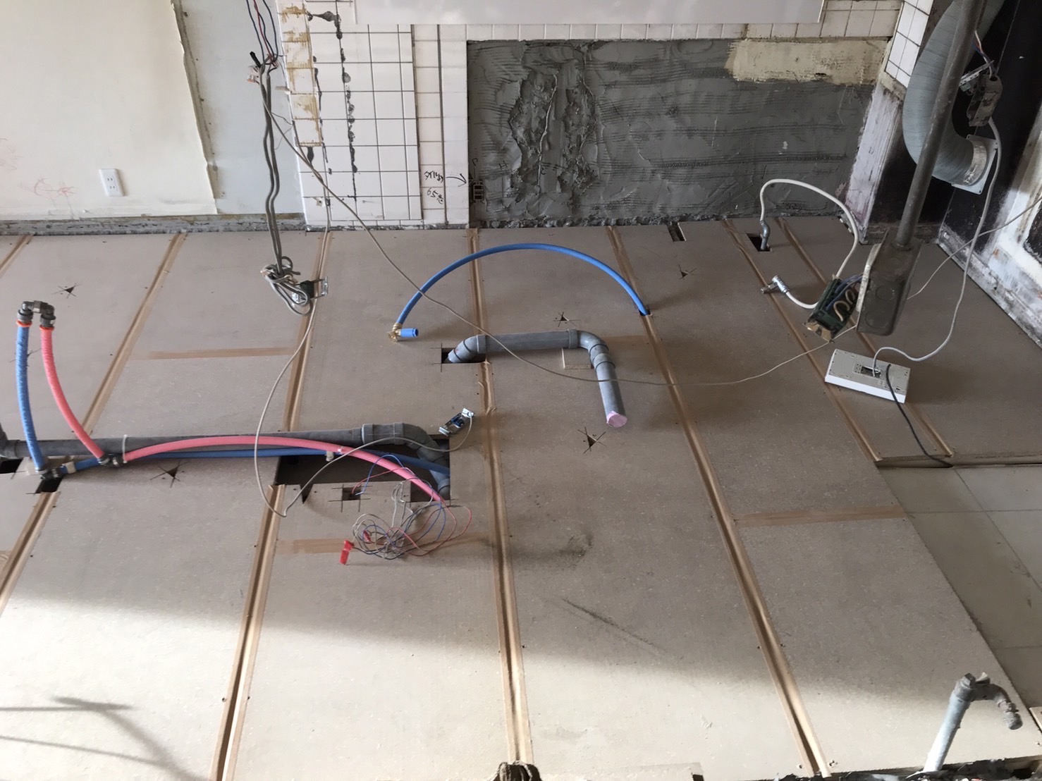 神奈川県横浜市青葉区のマンションにて、リノベーション工事に伴う置床工事を行いました。（フクビ化学工業フリーフロアＣＰ）【秀和建工】