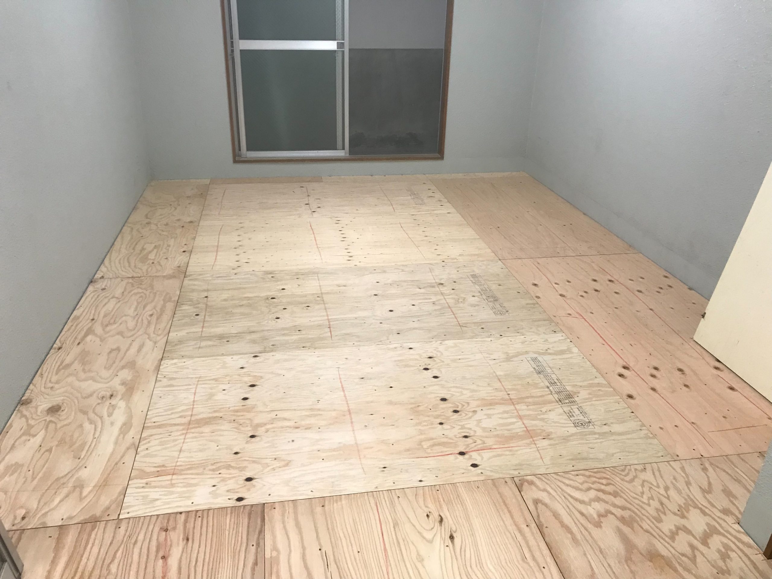 東京都新宿区にて、リノベーション工事に伴う置床工事を行いました。（乾式二重床）【秀和建工】