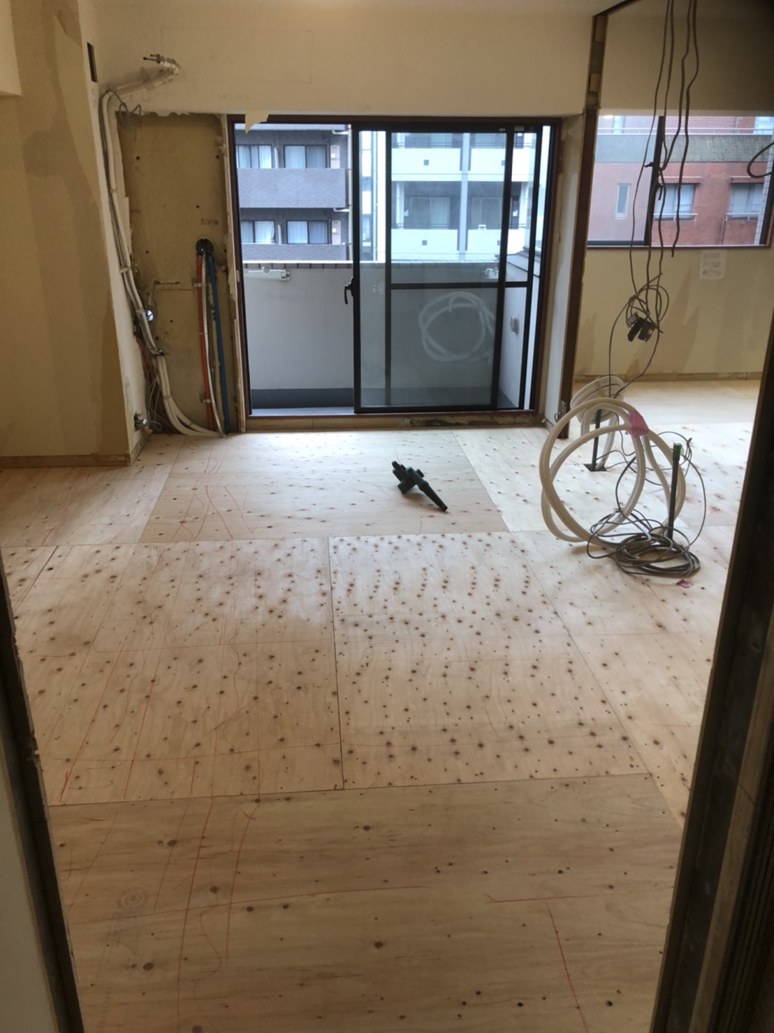東京都新宿区のマンションにて改装に伴う1day置床工事を行いました。（フクビ化学工業フリーフロアCP）【秀和建工】