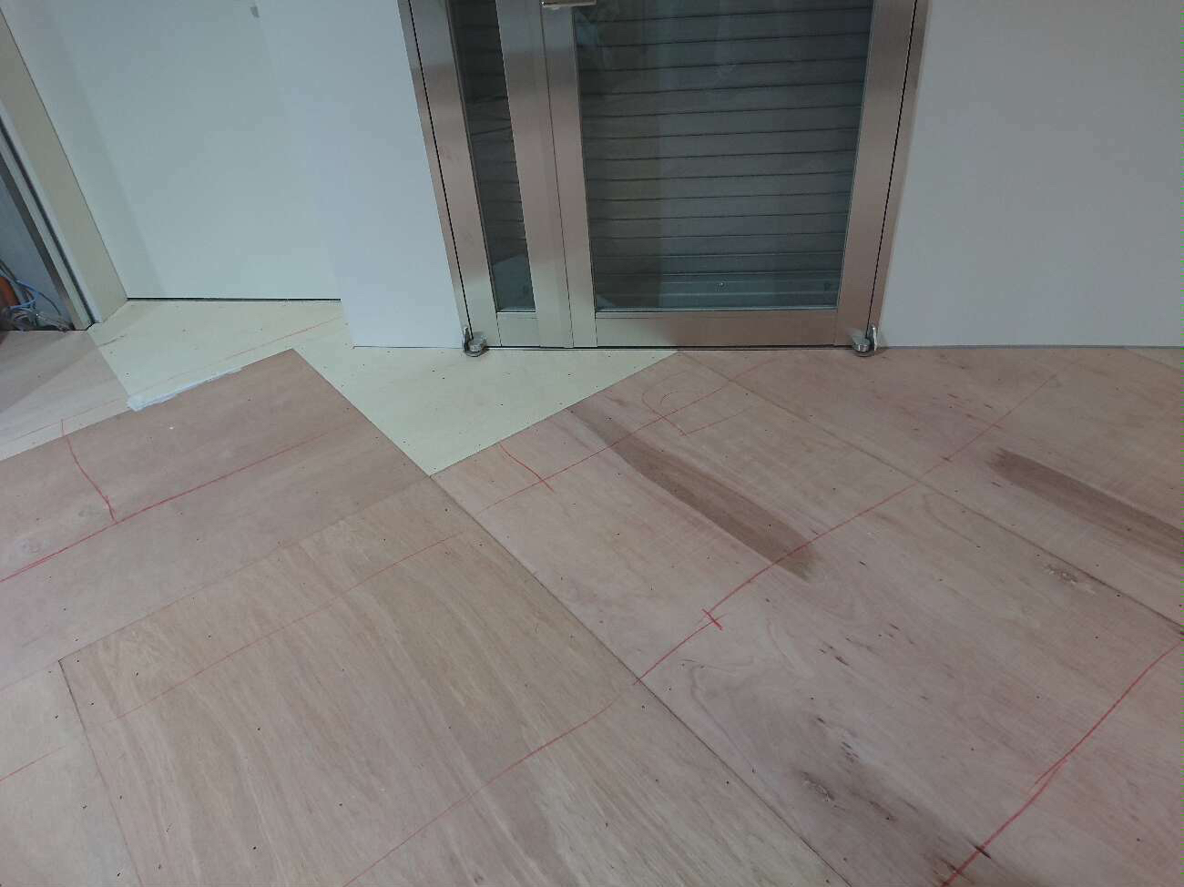 東京都千代田区のデンタルクリニックにて、新装工事に伴う置床工事を行いました。（乾式二重床）【秀和建工】