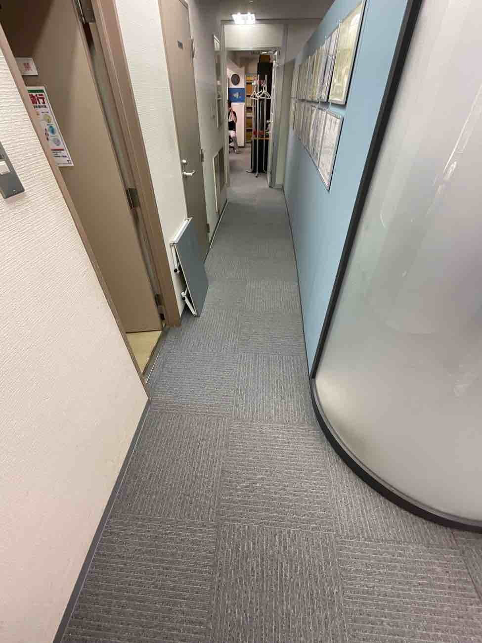 東京都新宿区のビルにて、事務所の改修工事に伴うカーペット張替え工事を行いました。（TAJIMAタイルカーペット、サンゲツPタイル）【秀和建工】