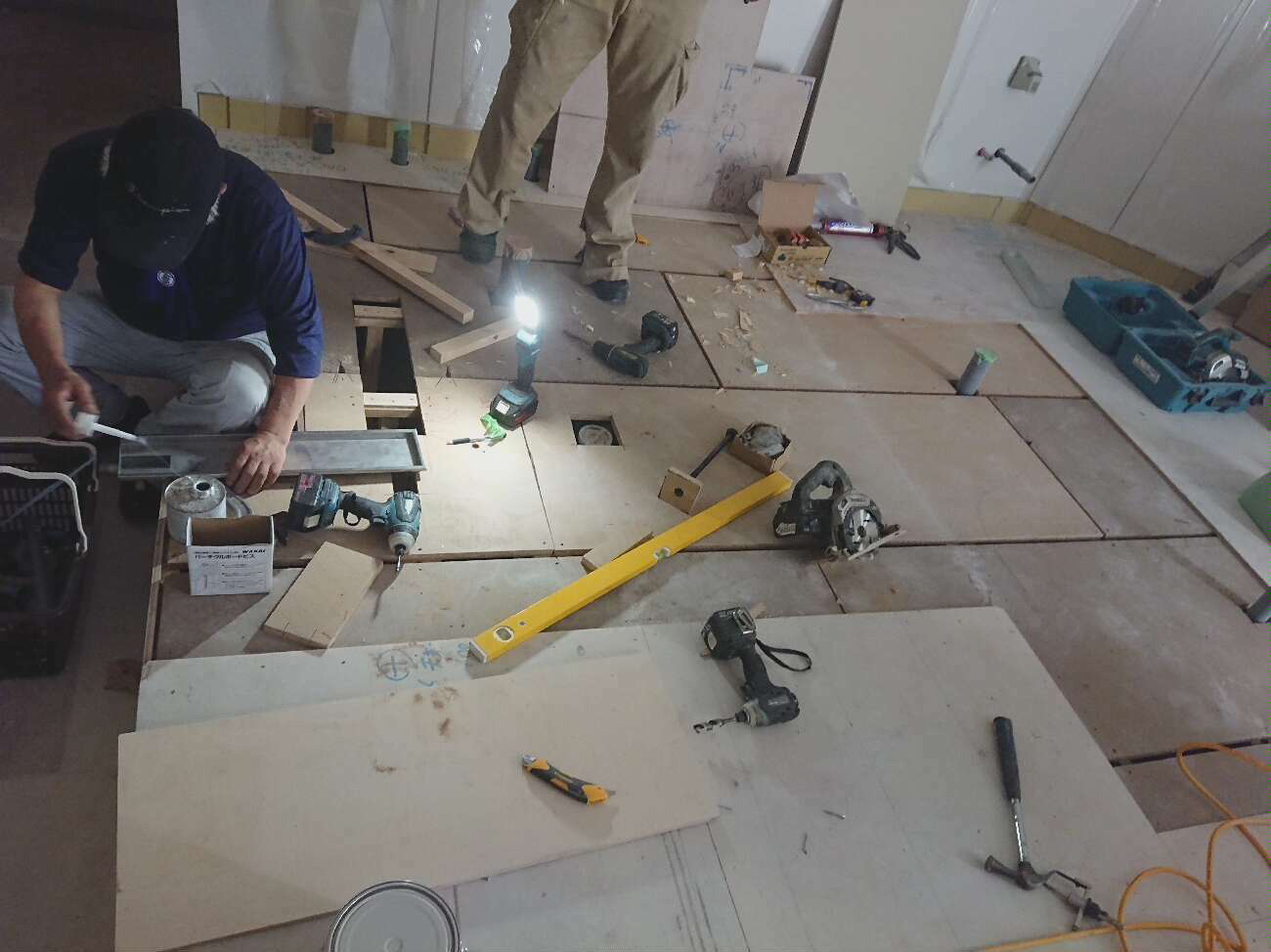 東京都新宿区のビルテナントにて、置床工事を行いました。（乾式二重床）【秀和建工】