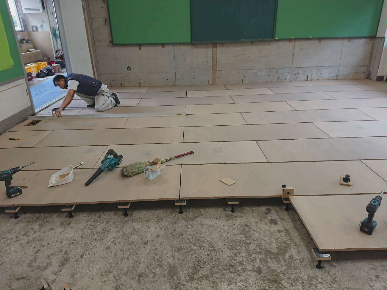 千葉県佐倉市の小学校にて、置床工事を行いました。（フクビ化学工業フリーフロアCPF）【秀和建工】