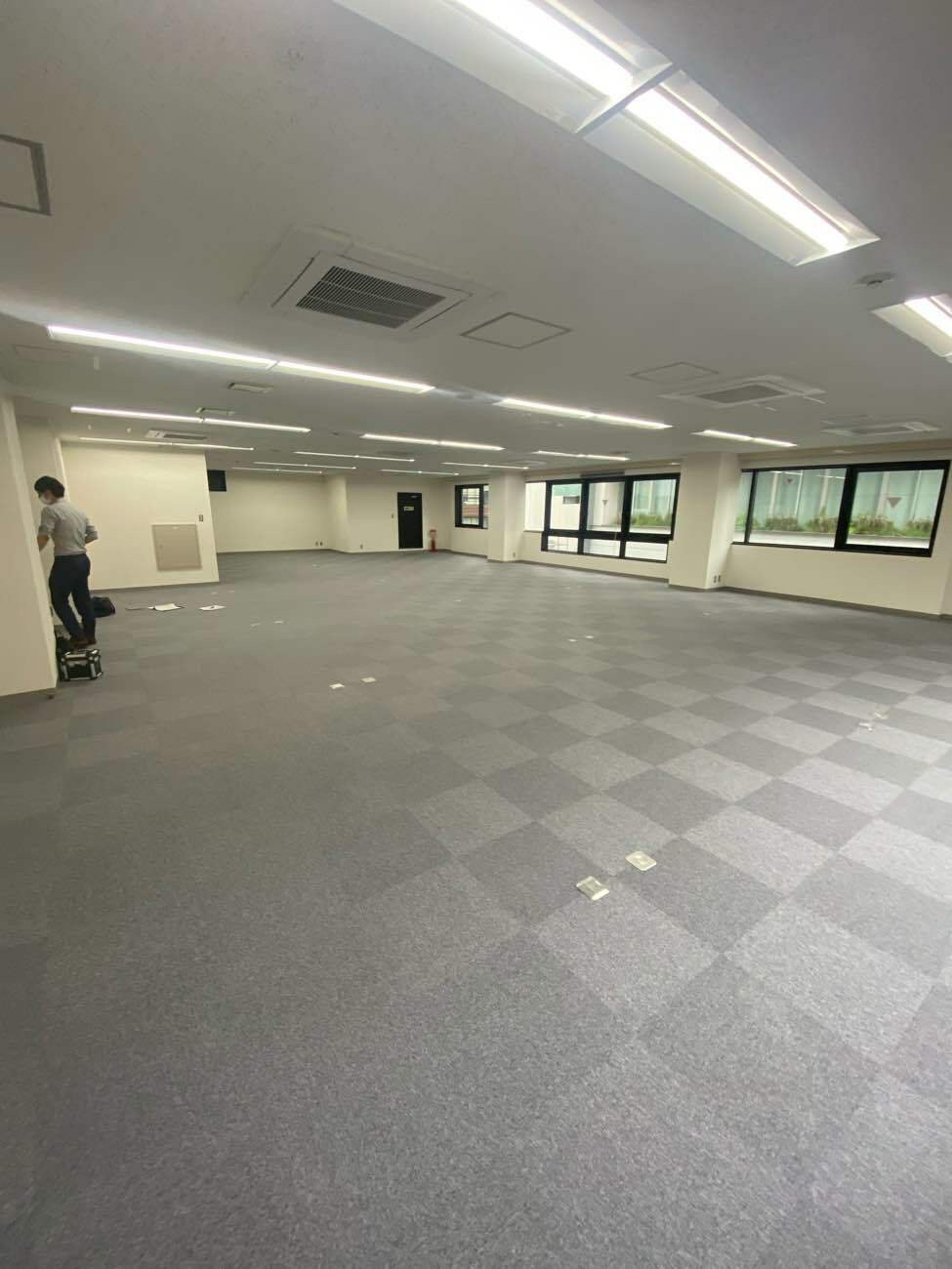 東京都千代田区にて、ショールームの置床工事を行いました。（乾式二重床、低床プラ束）【秀和建工】