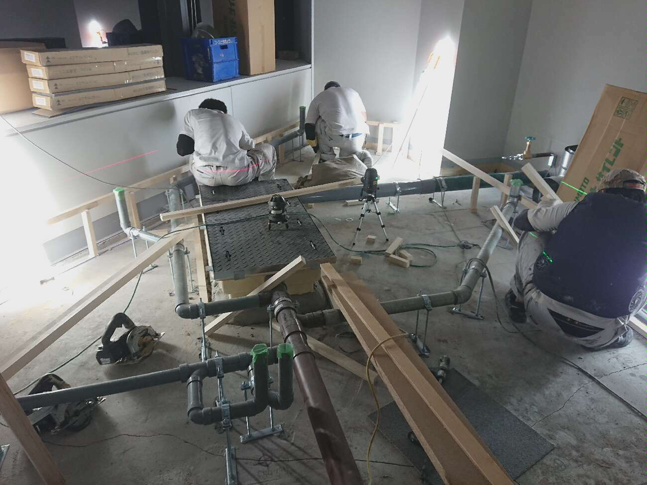 東京都新宿区のビルテナントにて、置床工事を行いました。（乾式二重床）【秀和建工】