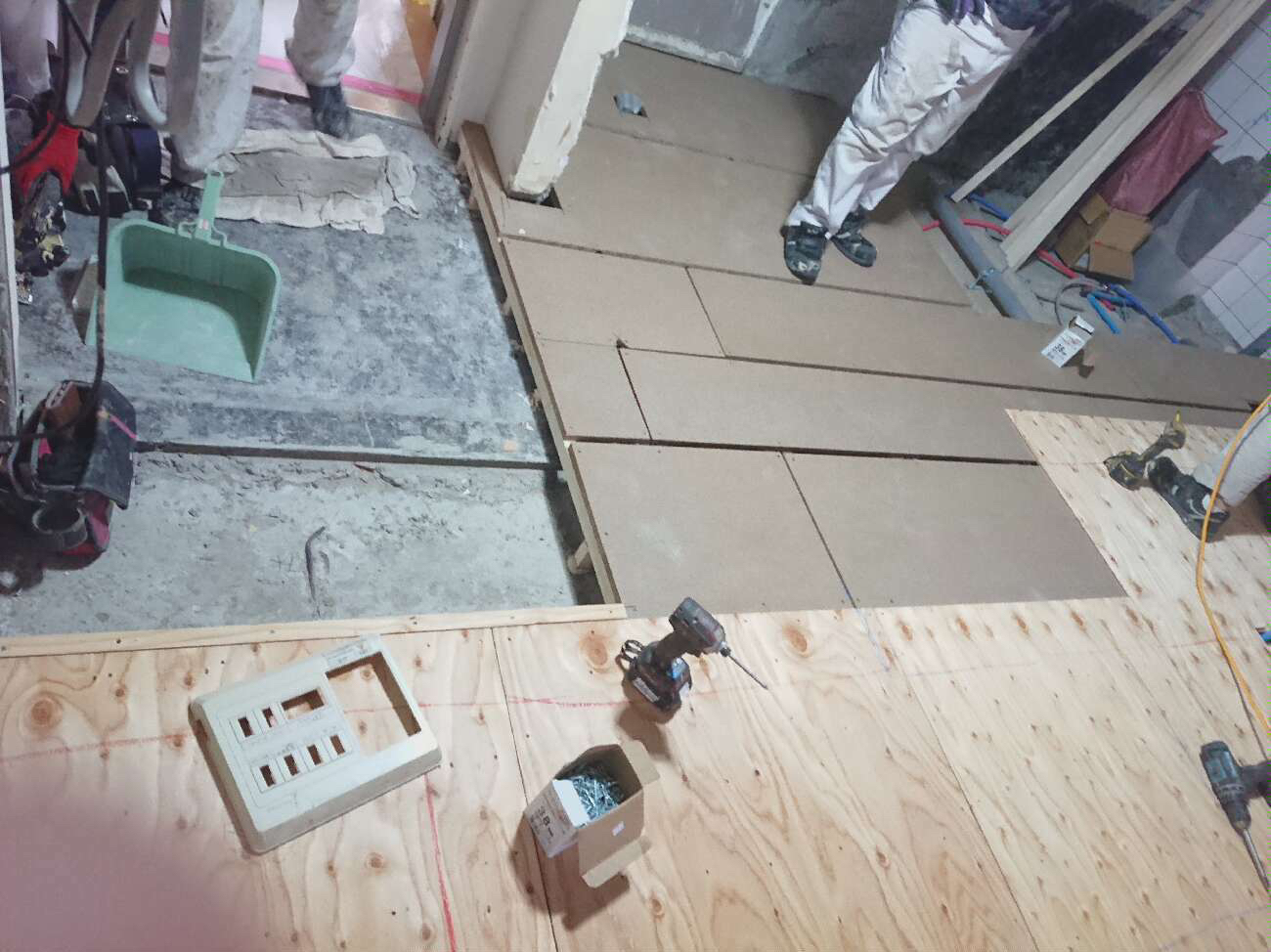 東京都新宿区のマンションにて、1day置床工事を行いました。（フリーフロアCP）【秀和建工】