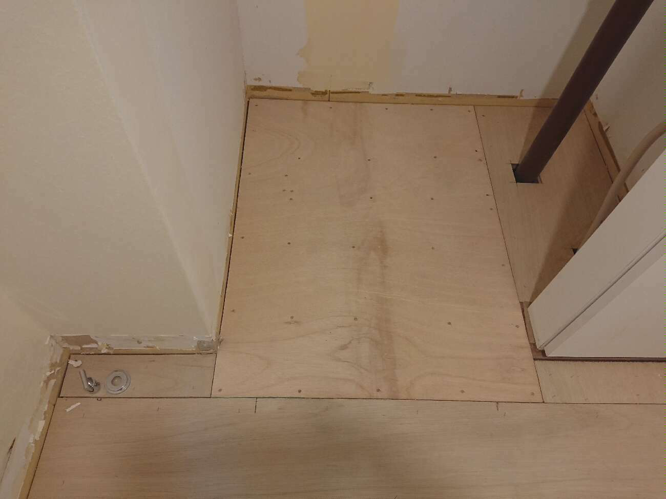 東京都港区のマンションにて、床補修工事を行いました。【秀和建工】