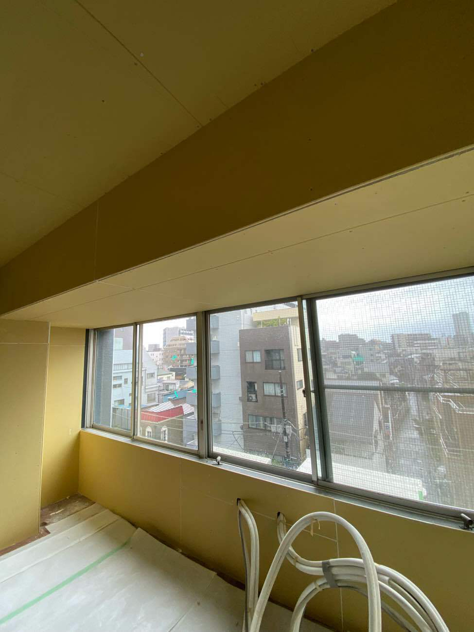 東京都台東区のオフィスビルにて、壁・天井・軽天・PB・インサート一括請負工事を行いました。【秀和建工】