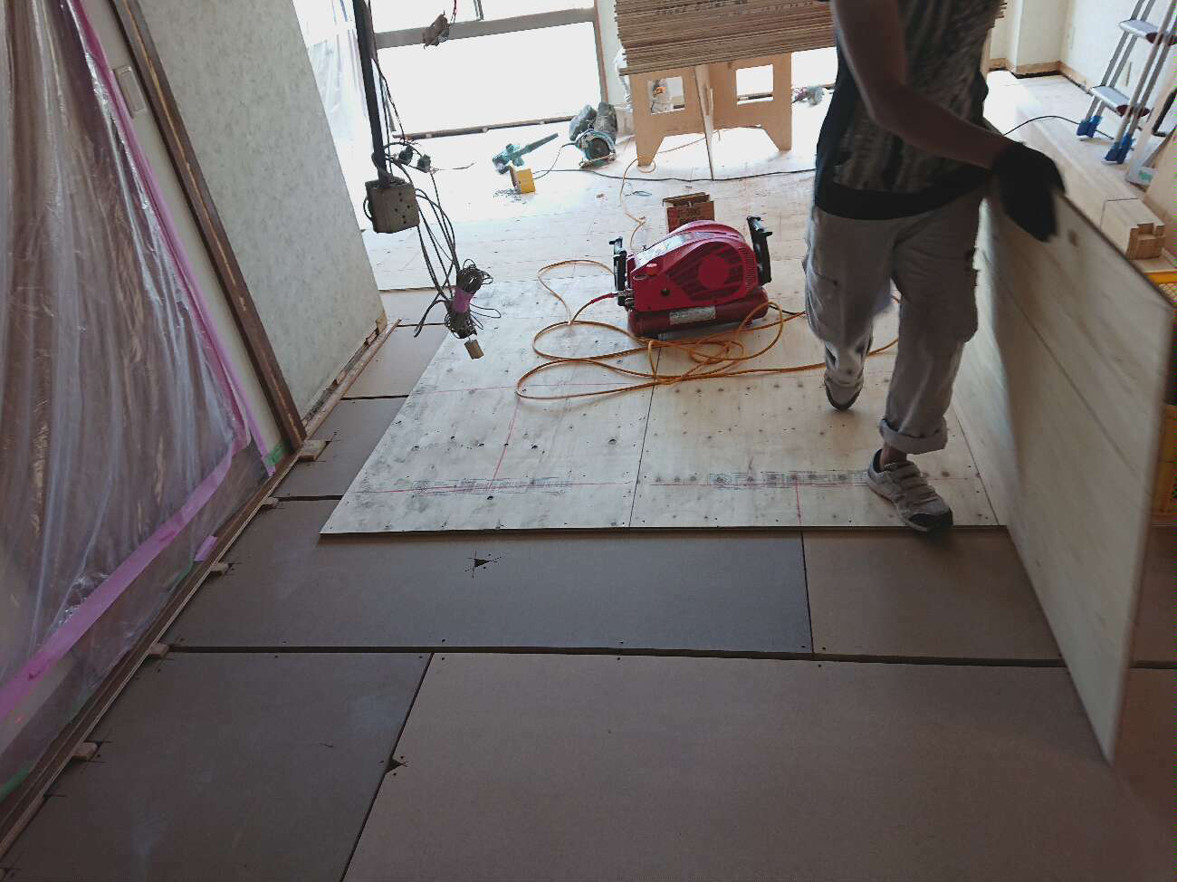 東京都世田谷区のマンションにて、置床工事を行いました。（乾式二重床）【秀和建工】
