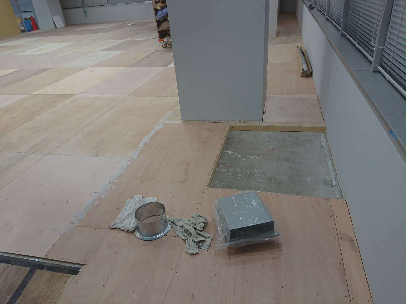 東京都中央区のクリニックにて、新装工事に伴う置床工事を行いました。（乾式二重床）【秀和建工】