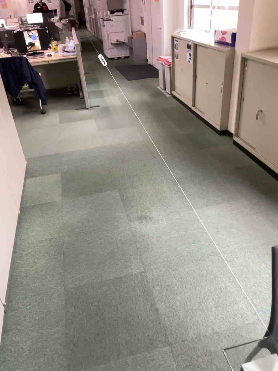 埼玉県加須市の事務所にて、稼働中オフィスのタイルカーペット張替工事を行いました。（東リタイルカーペットGA-100）【秀和建工】