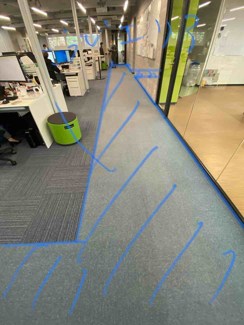 埼玉県川口市のオフィスにて、稼働中オフィスのタイルカーペット張替工事を行いました。（フクビタイルカーペットFTC-1373）【秀和建工】