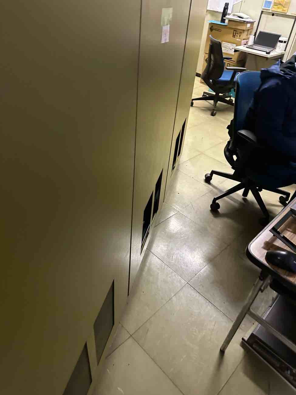 神奈川県川崎市のオフィスにて、コンピューター制御室のＯＡ補修工事を行いました。【秀和建工】