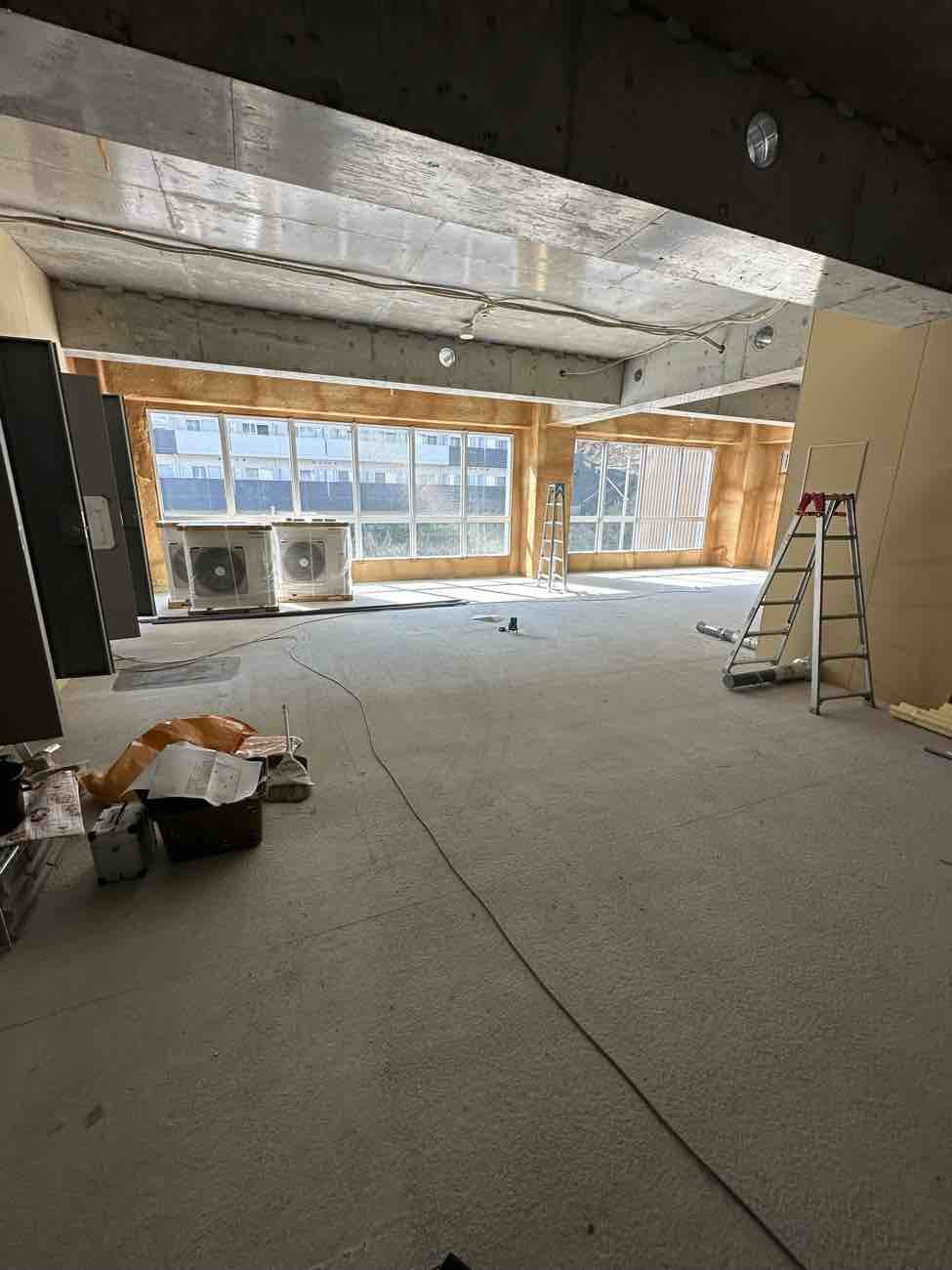 神奈川県川崎市多摩区の店舗にて、新装工事に伴う置床を行いました。（フリーフロアCP）【秀和建工】